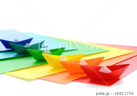 カラフルな折り紙の舟と折り紙 の写真素材
