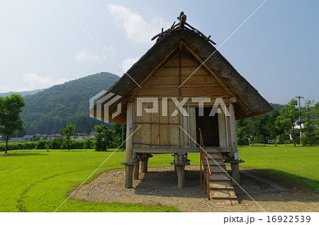 長野県塩尻市　国史跡　平出遺跡（古墳時代の高床式倉庫　再現）正面　横 16922539