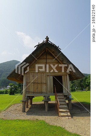 長野県塩尻市 国史跡 平出遺跡 古墳時代の高床式倉庫 再現 正面 縦の写真素材