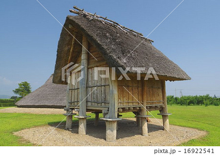 長野県塩尻市 国史跡 平出遺跡(古墳時代の高床式倉庫 再現)背面 横 長野県塩尻市 国史跡 平出遺跡(古墳時代の高床式倉庫 再現)背面 横 16922541