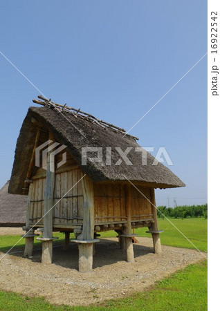 長野県塩尻市　国史跡　平出遺跡（古墳時代の高床式倉庫　再現）背面　縦 16922542