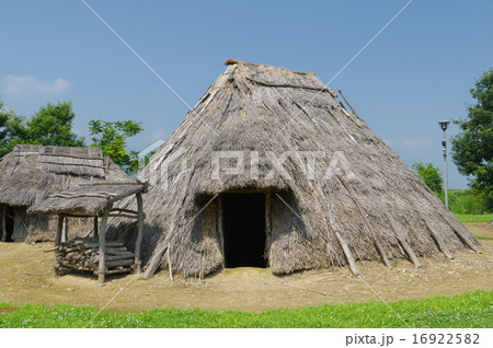 長野県塩尻市　国史跡　平出遺跡（縄文～弥生～古墳～平安時代の集落跡）縄文時代の住居・村落の再現 16922582