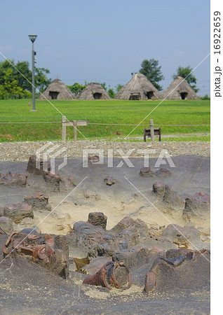 長野県塩尻市 国史跡 平出遺跡(縄文時代の集落跡)縄文土器出土レプリカと再現縄文集落 長野県塩尻市 国史跡 平出遺跡(縄文時代の集落跡)縄文土器出土レプリカと再現縄文集落 16922659