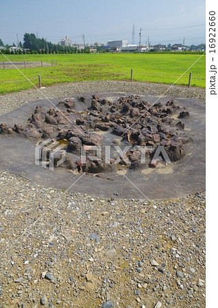 長野県塩尻市　国史跡　平出遺跡（縄文時代の集落跡）縄文土器出土レプリカと再現縄文集落 16922660