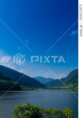 奥津湖と青空 16922975