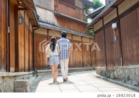 京都観光する若いカップル 16923018