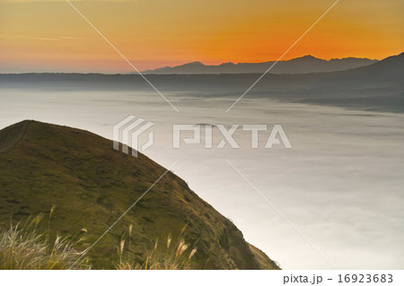 阿蘇五岳の雲海 阿蘇五岳の雲海 16923683
