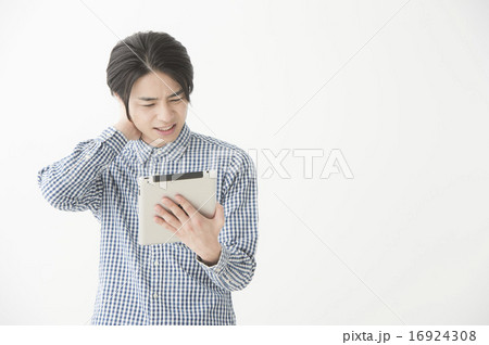 タブレットを持つ男性 16924308