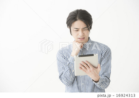 タブレットを持つ男性 16924313
