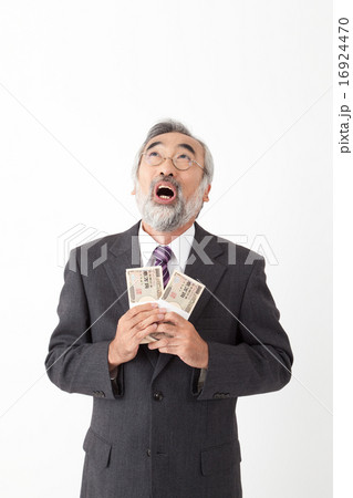 札束を持って考えるシニア男性 16924470