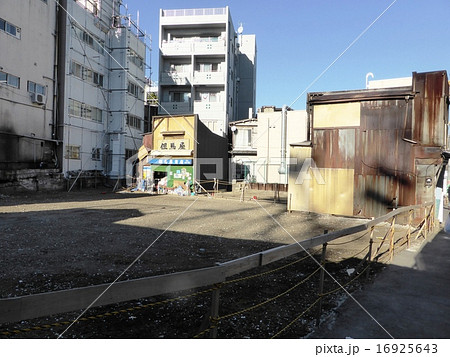 消えゆく光景　戦後の闇市跡　下北沢北口駅前食品市場 16925643