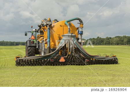 Injecting of liquid manure with tractor 16926904
