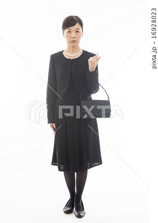 喪服の女性 16928023