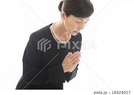 喪服の女性 16928027