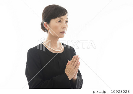 喪服の女性 16928028