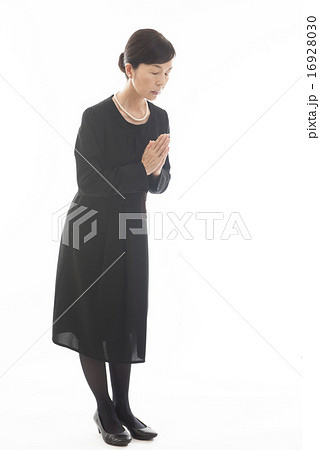 喪服の女性 16928030
