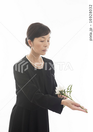 喪服の女性 16928032
