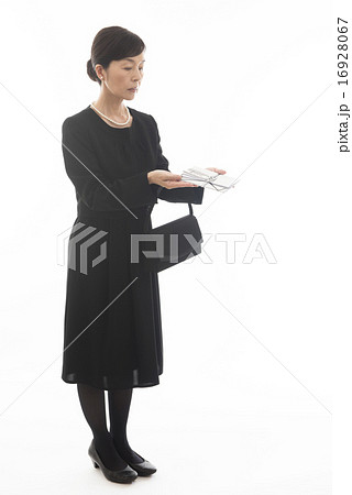 喪服の女性 16928067