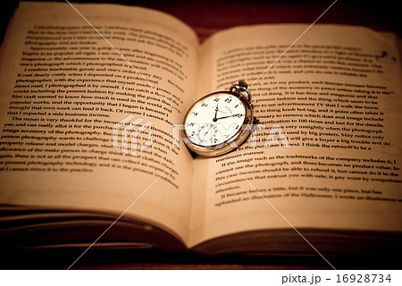 アンティークイメージ（英字の古本ト懐中時計） 16928734