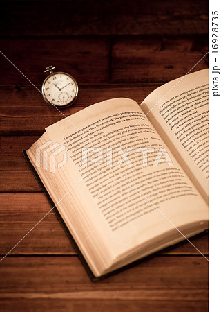 アンティークイメージ（英字の古本ト懐中時計） 16928736
