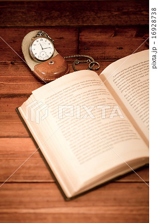 アンティークイメージ(英字の古本ト懐中時計) アンティークイメージ(英字の古本ト懐中時計) 16928738