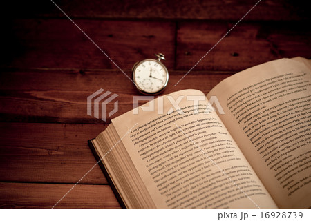 アンティークイメージ(英字の古本ト懐中時計) アンティークイメージ(英字の古本ト懐中時計) 16928739