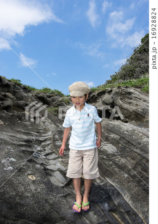 海岸を散歩する子供(三浦半島、長浜海岸) 海岸を散歩する子供(三浦半島、長浜海岸) 16928824