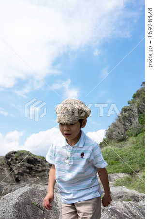 海岸を散歩する子供（三浦半島、長浜海岸） 16928828