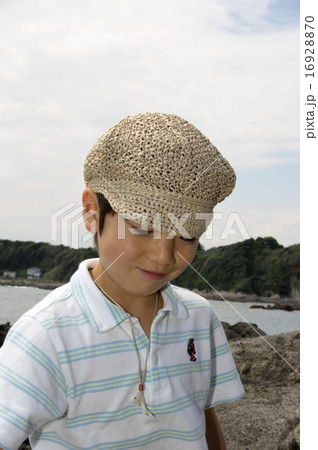 海岸を散歩する子供（三浦半島、長浜海岸） 16928870