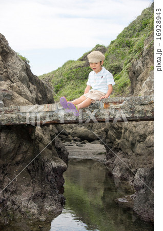 石橋に座る子供（三浦半島、長浜海岸） 16928943