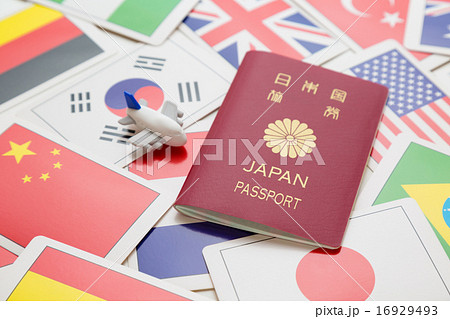パスポートと国旗と飛行機 パスポートと国旗と飛行機 16929493