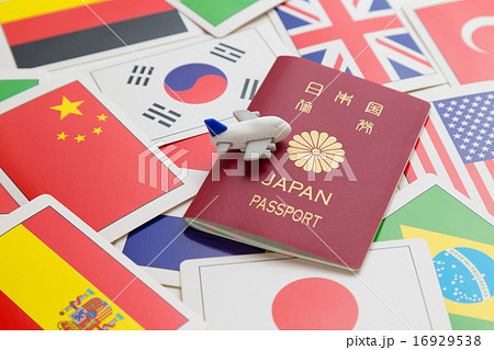 パスポートと国旗と飛行機 16929538