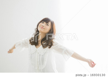 ポートレート 伸びをする若い女性 ポートレート 伸びをする若い女性 16930130
