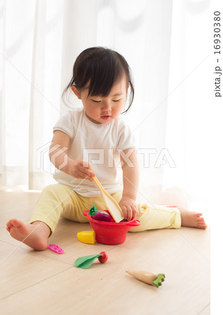 おもちゃで遊ぶ子ども 16930380