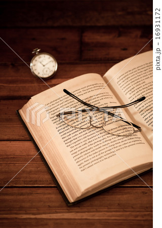 アンティークイメージ(英字の古書、メガネ、懐中時計) アンティークイメージ(英字の古書、メガネ、懐中時計) 16931172