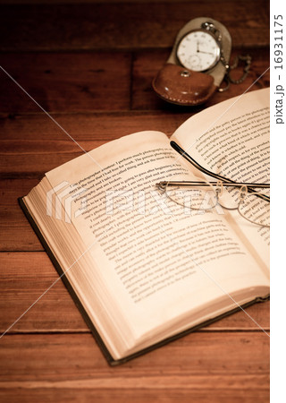 アンティークイメージ(英字の古書、メガネ、懐中時計) アンティークイメージ(英字の古書、メガネ、懐中時計) 16931175