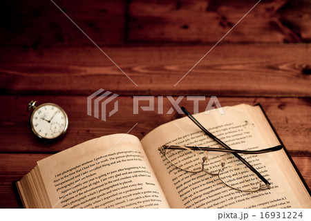アンティークイメージ(英字の古書、メガネ、懐中時計) アンティークイメージ(英字の古書、メガネ、懐中時計) 16931224