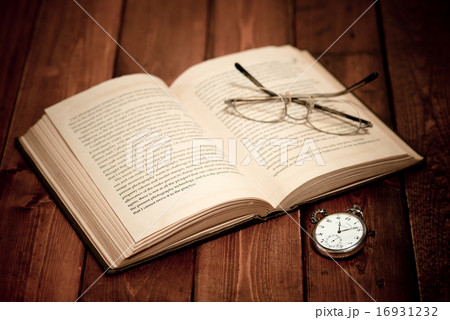 アンティークイメージ(英字の古書、メガネ、懐中時計) アンティークイメージ(英字の古書、メガネ、懐中時計) 16931232