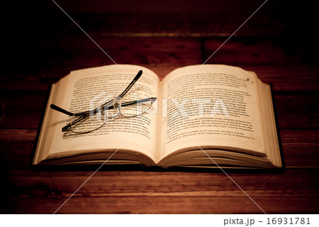 読書の秋イメージ(洋古書とメガネ) 読書の秋イメージ(洋古書とメガネ) 16931781
