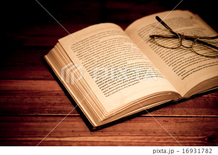 読書の秋イメージ（洋古書とメガネ） 16931782