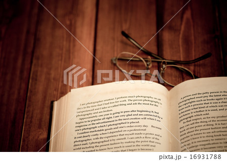 読書の秋イメージ（洋古書とメガネ） 16931788
