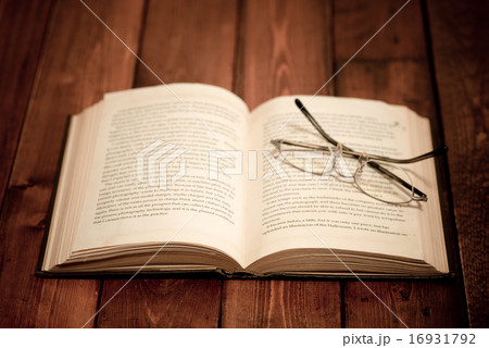 読書の秋イメージ（洋古書とメガネ） 16931792