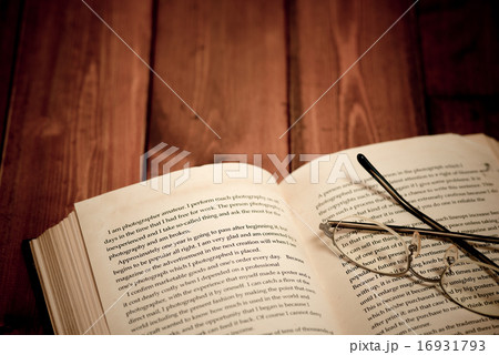 読書の秋イメージ（洋古書とメガネ） 16931793