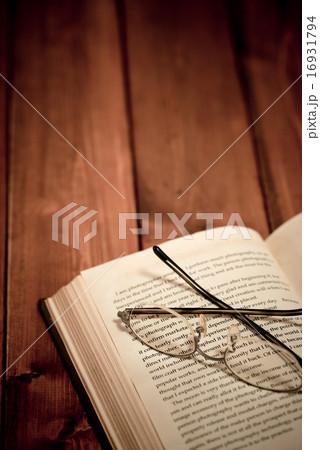読書の秋イメージ（洋古書とメガネ） 16931794