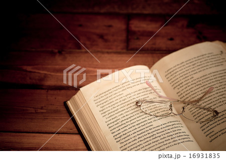 読書の秋イメージ（洋古書と女性用メガネ） 16931835