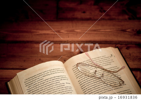 読書の秋イメージ（洋古書と女性用メガネ） 16931836