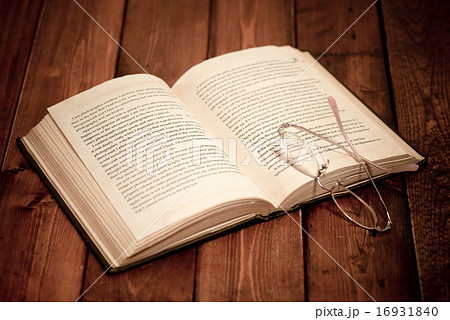 読書の秋イメージ（洋古書と女性用メガネ） 16931840