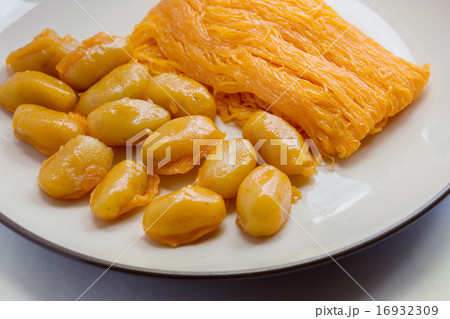 sweet shredded egg yolk and Bean paste sweet shredded egg yolk and Bean paste 16932309