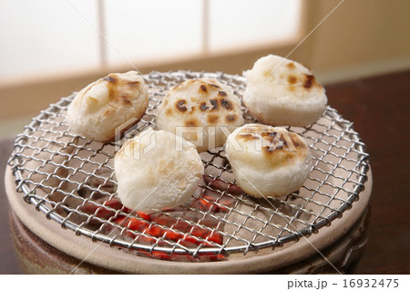 ぷくっと膨れている丸もち 16932475