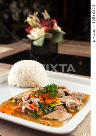 Steamed rice with fried pork with oyster sauce 16933253